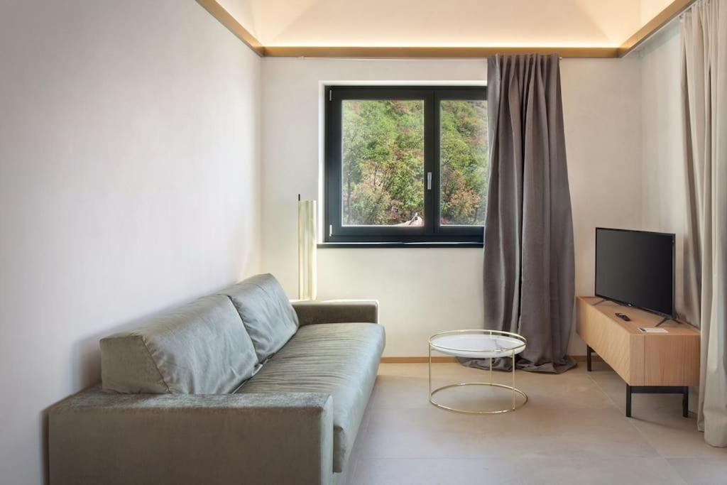 Villa Divina - Apt Divina Con Piscina E Vista Lago Castelletto Di Brenzone Eksteriør billede