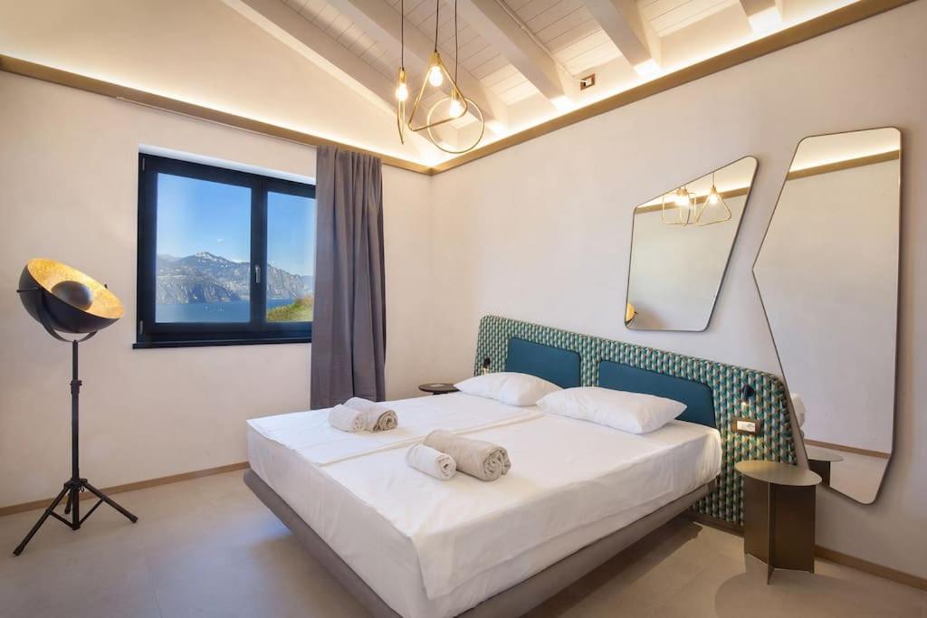 Villa Divina - Apt Divina Con Piscina E Vista Lago Castelletto Di Brenzone Eksteriør billede