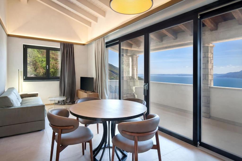Villa Divina - Apt Divina Con Piscina E Vista Lago Castelletto Di Brenzone Eksteriør billede